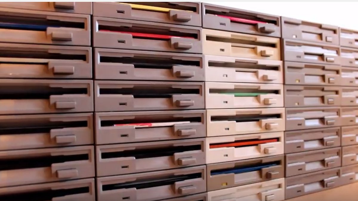 Watch 64 floppy drives and other hardware play the Star Wars theme theverge.com/2016/7/9/12135…