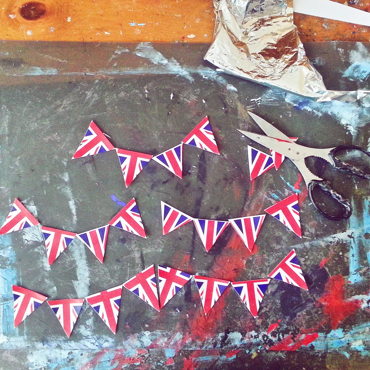 Took days off to relax w/the fam I'm refreshed, rejuvenated &amp; really diggin these cute #british flag pennants 💂💂💂💂