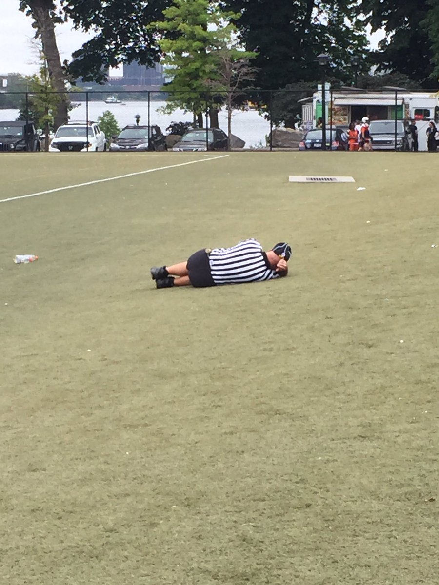 ConnectLAX's tweet photo. COME ONNN REF, ARE YOU EVEN WATCHING THE GAME? ...oh. You're asleep. That's fine. #BattleInTheBigApple #CatchinZs https://t.co/d9QCLcViyu