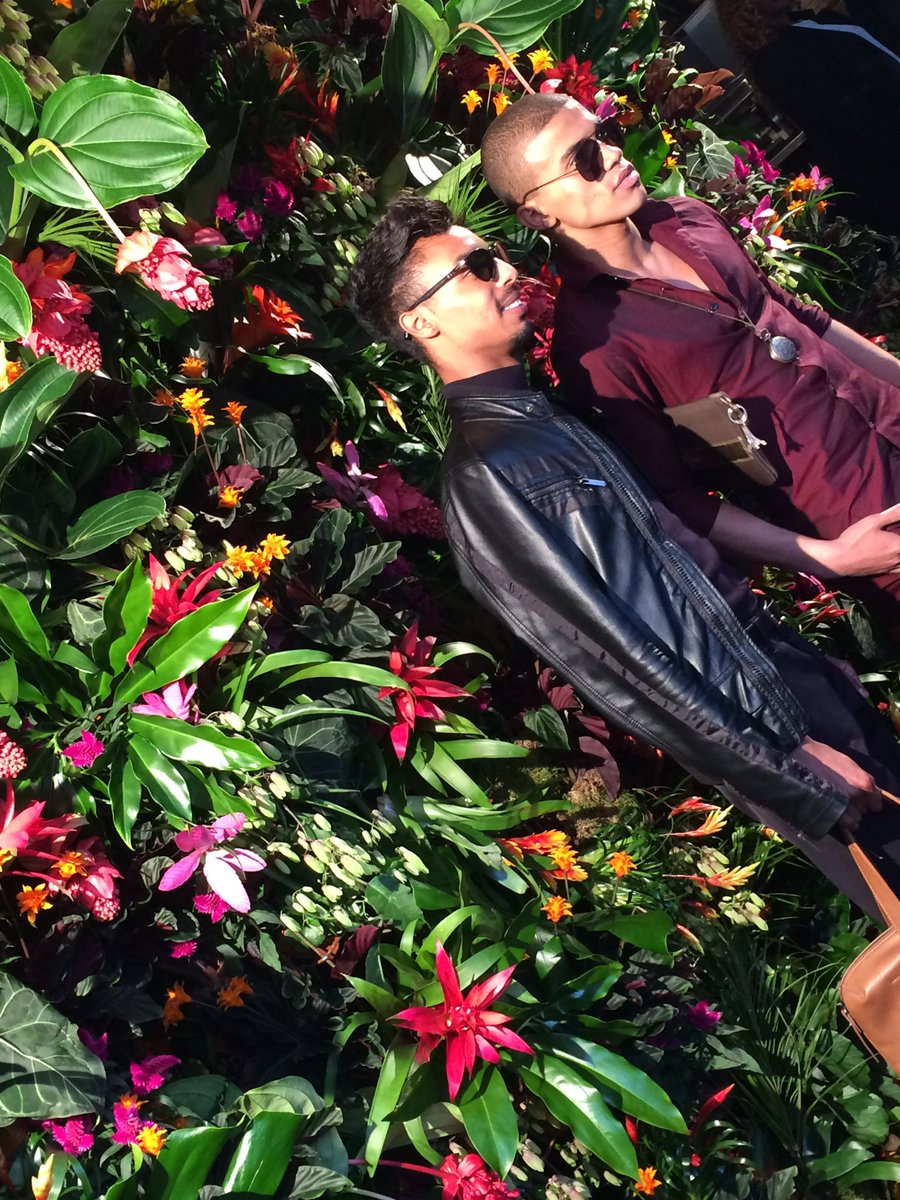 Tonight #fashionweekamsterdam @liselorefrowijn flowered by <a href="/FloraHolland/">Royal FloraHolland</a> &amp; <a href="/ShareLoveFlower/">ShareLoveFlowers</a> #flowerwall