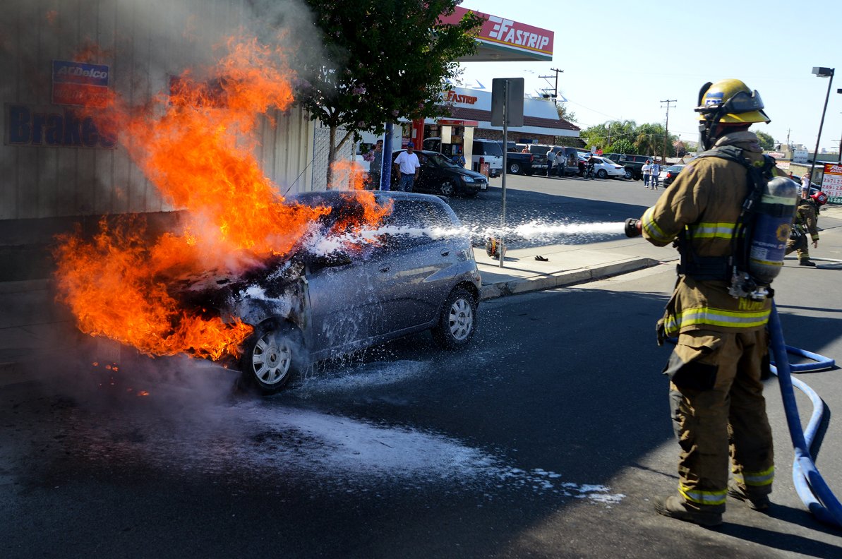 Midwaydriller's tweet image. Crew from #KernCountyFire Station 21 in Taft extinguish car fire Friday afternoon