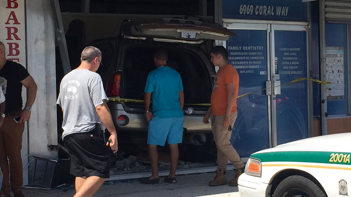 Driver crashes into dentist's office on Coral Way bit.ly/29vcXxM?utm_me… https://t.co/TwyBgGL7BG