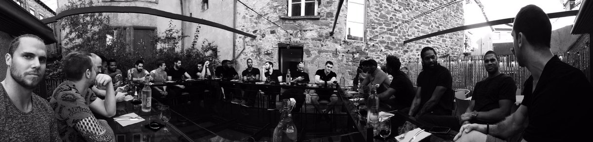 Repas d'équipe en ville ce soir 🍴<a href="/FRAHandball/">Equipes de France de Handball</a> #teamspirit #dinner