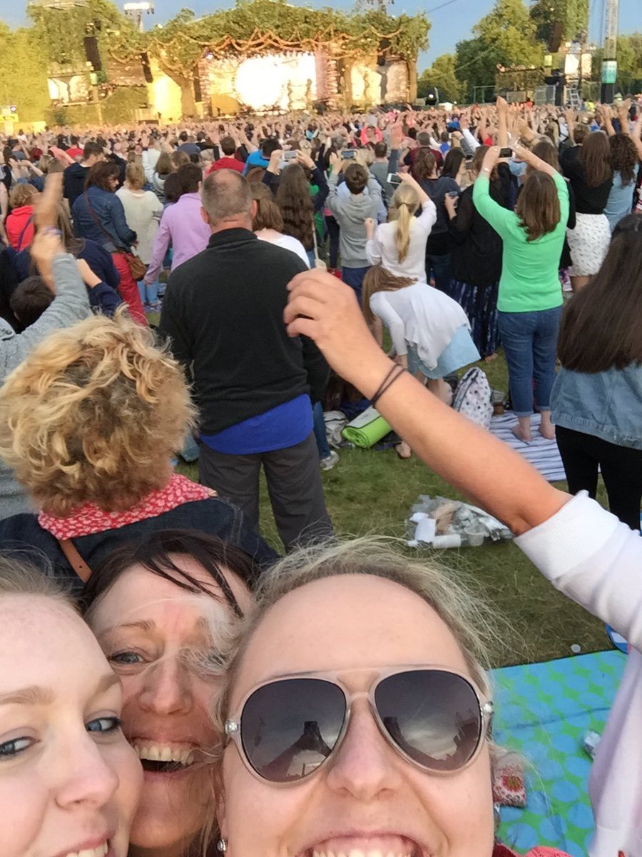 EJH1980's tweet photo. @GaryBarlow #BSTHydePark #TTIII https://t.co/x6yZBVYIdi