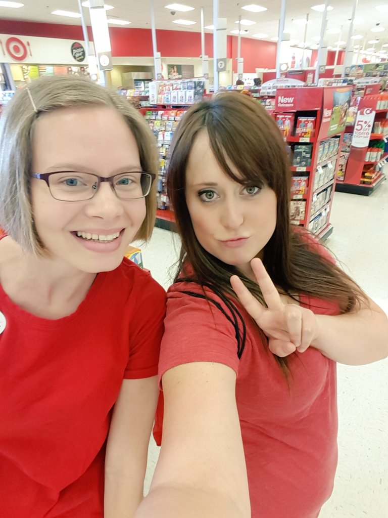 erynneisawesome's tweet photo. Holla, bringing in 2 right away at hand off! RALLY TIME #redcardarmy  #R10k @TravisNemanick @TonyEnyi @AspiczkaJ https://t.co/Rn1iP80EgN