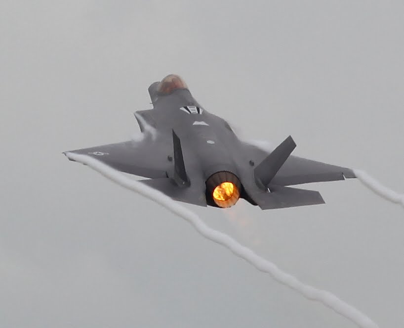 <a href="/carolvorders/">Carol Vorderman</a> @SarahGrayNfk <a href="/airtattoo/">Royal International Air Tattoo</a> @vintagedakota1 @NatMakepeace  1st person to RT has the offer of a tea 2017 😂