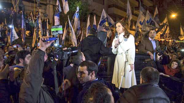 OpyMorales's tweet photo. Cristina Elisabet Kirchner habló en la caja de una camioneta 
#Bicentenario 
https://t.co/3b5ejZOYHp https://t.co/wLVsXLc0yx