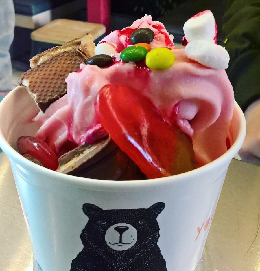 YoggieBerrie's tweet photo. #opentil10 get your #froyofix
#FroYo #Toppings #Bearcave #YoggieBerrie https://t.co/Yd7DVFXyhH