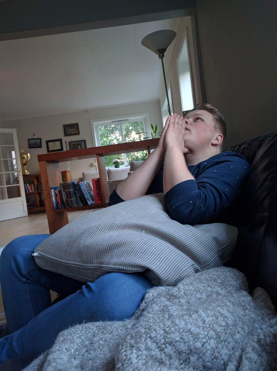 HveemCS's tweet photo. When fnatic is losing to Liquid https://t.co/gsHXsyVIQ2
