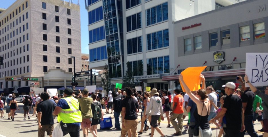 Hundreds #BML954 #BlackLivesMatter @ACLUFL march in #FortLauderdale bit.ly/29pOyb3?utm_me… https://t.co/4b9jTOEUoT