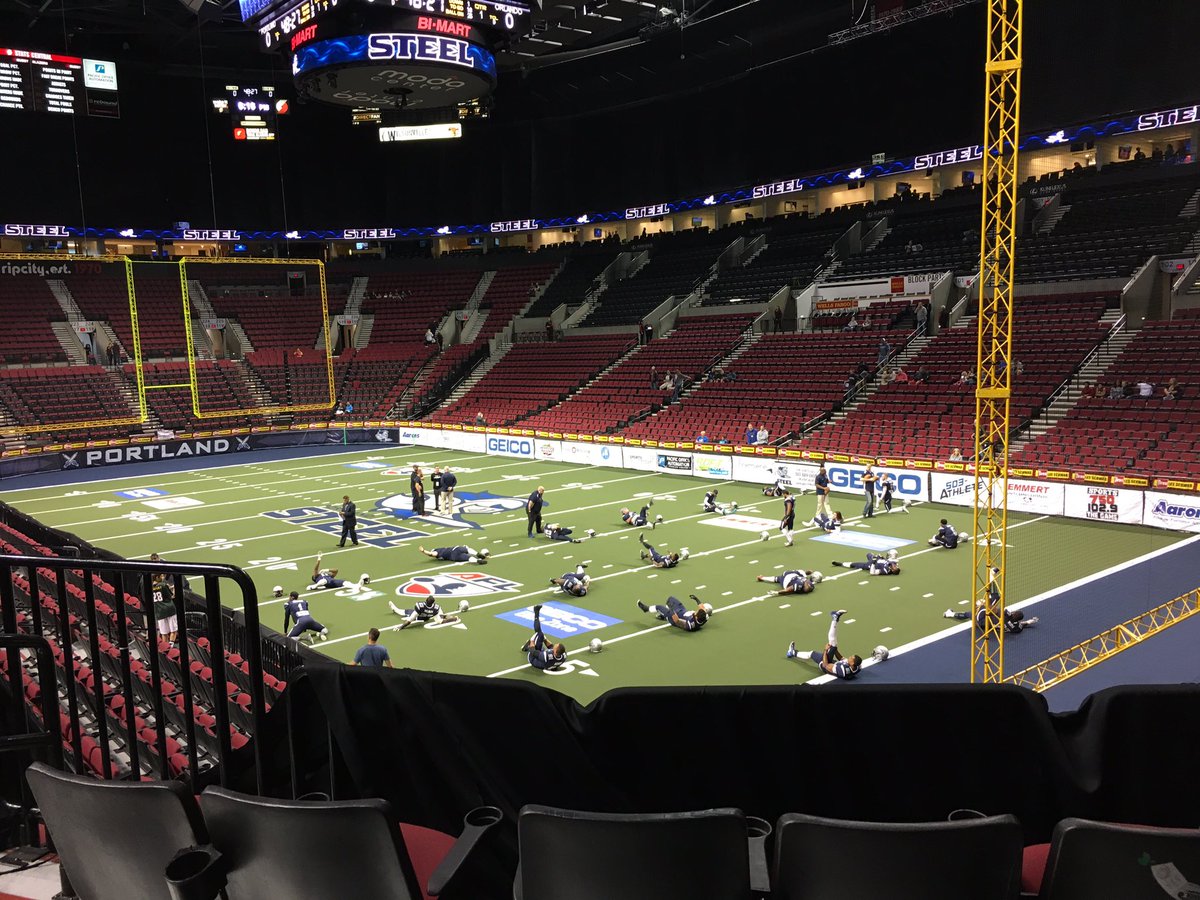 k7lty's tweet photo. First time at #ModaCenter. Gonna watch some FOOTBALL! But no acrobats like #StarshipTroopers.
Go #PortlandSteel! https://t.co/n4HfwkmzdT