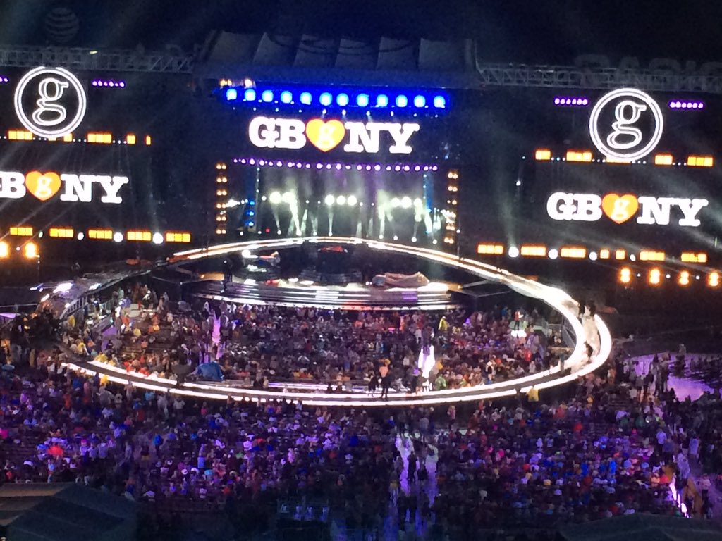 sweetmerica's tweet photo. #GARTHinNYC #GarthBrooks #YankeeStadium https://t.co/xJ17EeAMLi