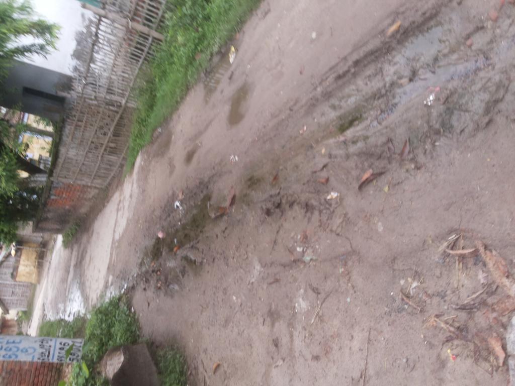eccentricroutes's tweet photo. I m wondering if this will ever come in sight of the govt. #roaddrainage  #swachhbharat #hellstreet https://t.co/Ikw3byxZdw