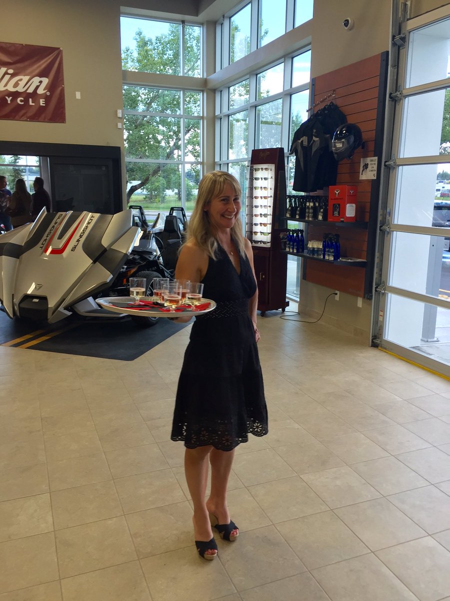 HansenSomers's tweet photo. @CwCalgary cute customer appreciation welcoming committee! https://t.co/tBRIE6rmrV