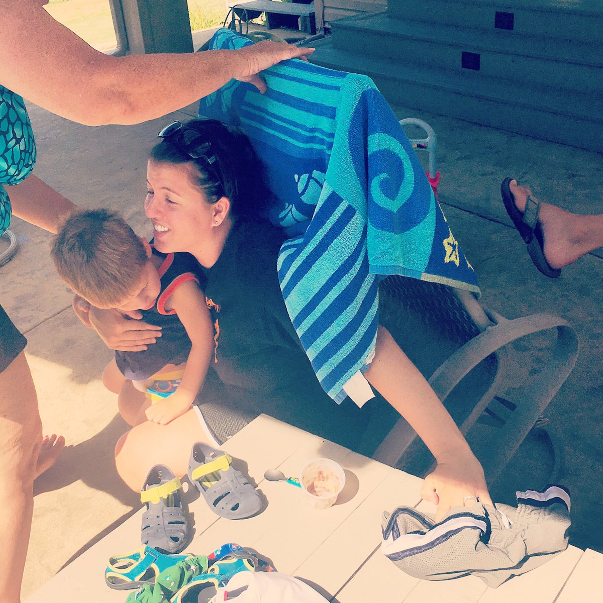 amandacanongirl's tweet photo. If anyone can take a chair malfunction like a champ, it's my sister. She laughed the entire way down. #ChairFail https://t.co/KgnWAI3WnK