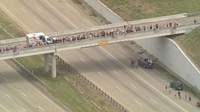 FOX4's tweet photo. People on I-45 overpass as procession for slain DART Ofc. Brent Thompson heads to Corsicana. https://t.co/818BNCj2Qn