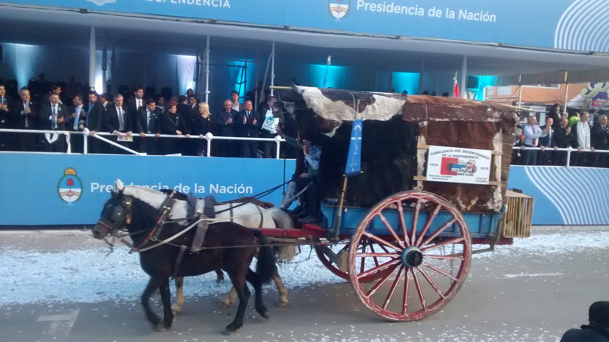 Bicentenario_16's tweet photo. Algunas imágenes del desfile cívico-militar por el #Bicentenario en #Tucumán. https://t.co/c11Msnzvb9