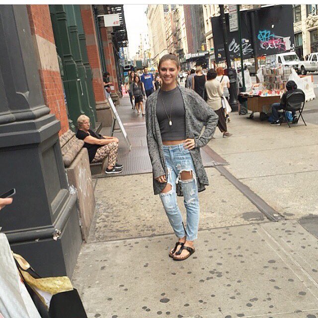 We wish we could be exploring New York with our sister Sydni🍎#LynnUSigmaSummer