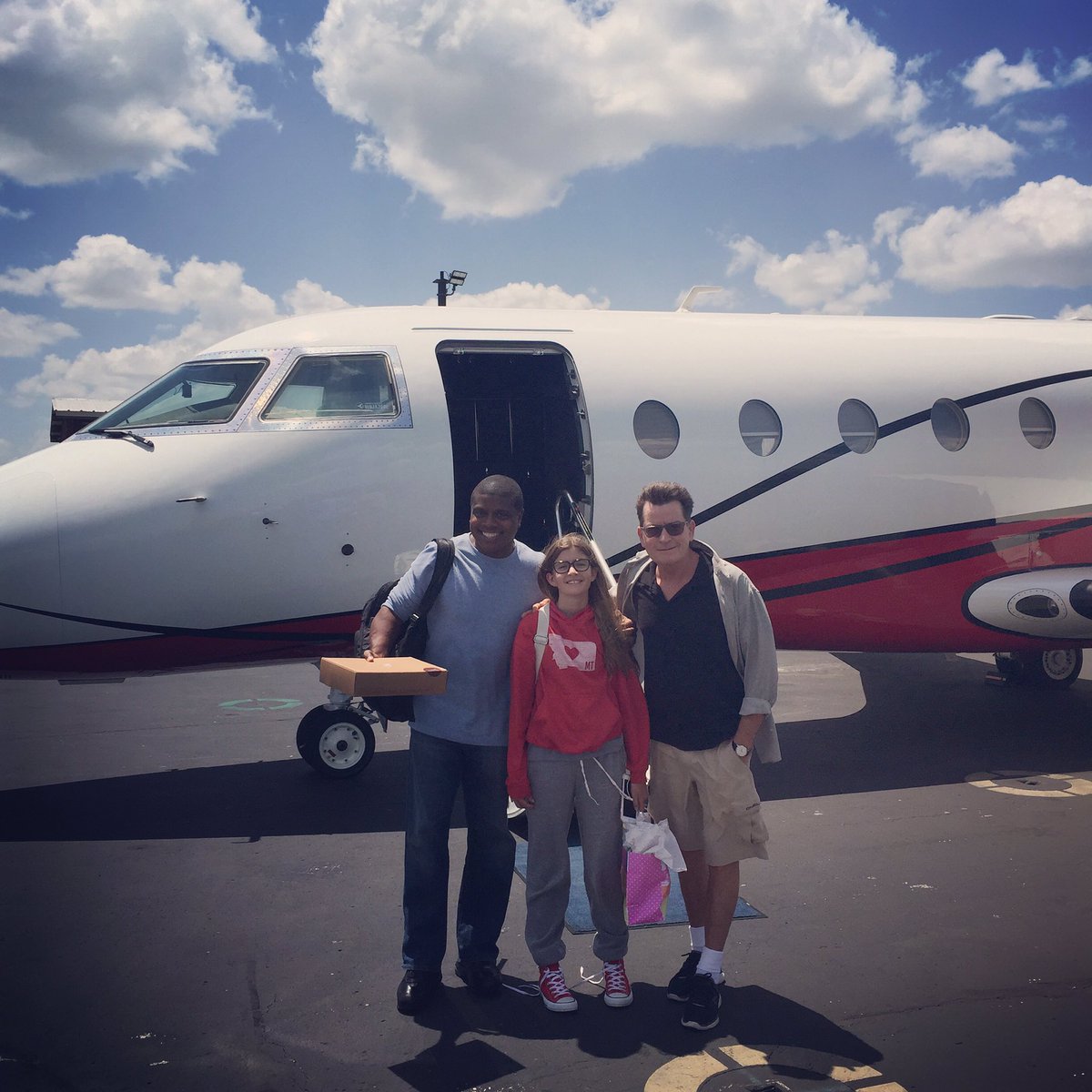 StatusJet's tweet photo. @charliesheen It was a pleasure having you on-board. Glad we could deliver smiles all around. #Winning #StatusJet https://t.co/yLFOiPeggO