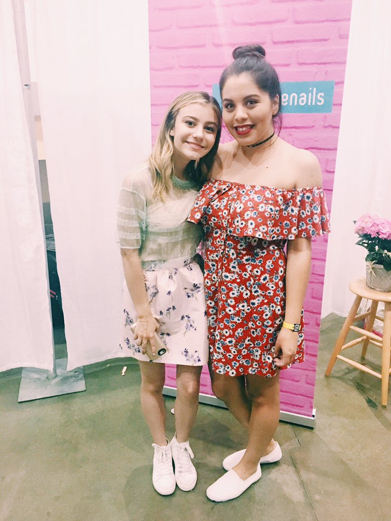janettmrtn's tweet photo. Look who I met! ๐ @G_Hannelius #BeautyconLA #makemenails https://t.co/3IcVbmrWGu