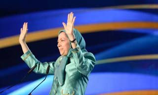 CNRIFrance's tweet photo. Maryam Radjavi au grand rassemblement du Bourget pour un Iran Libre  https://t.co/XApVuSaLBh https://t.co/BalbDzu9gl