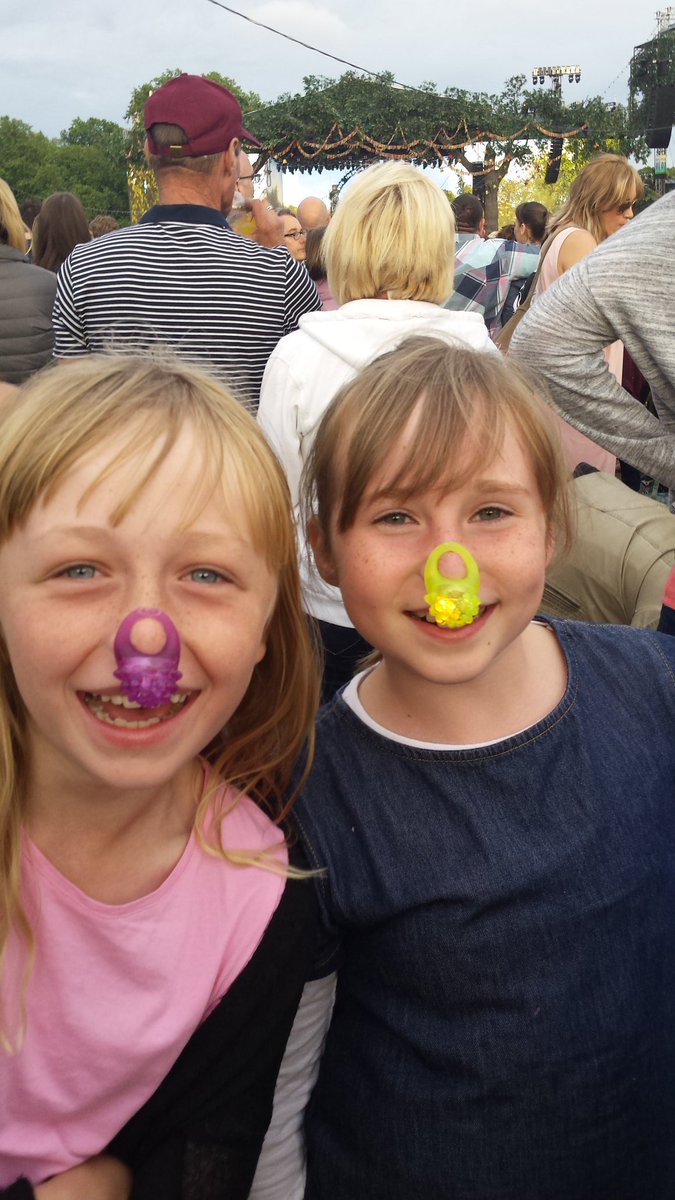 luckland10's tweet photo. @GaryBarlow nutty pair waiting patiently https://t.co/kyqhiuVVnW