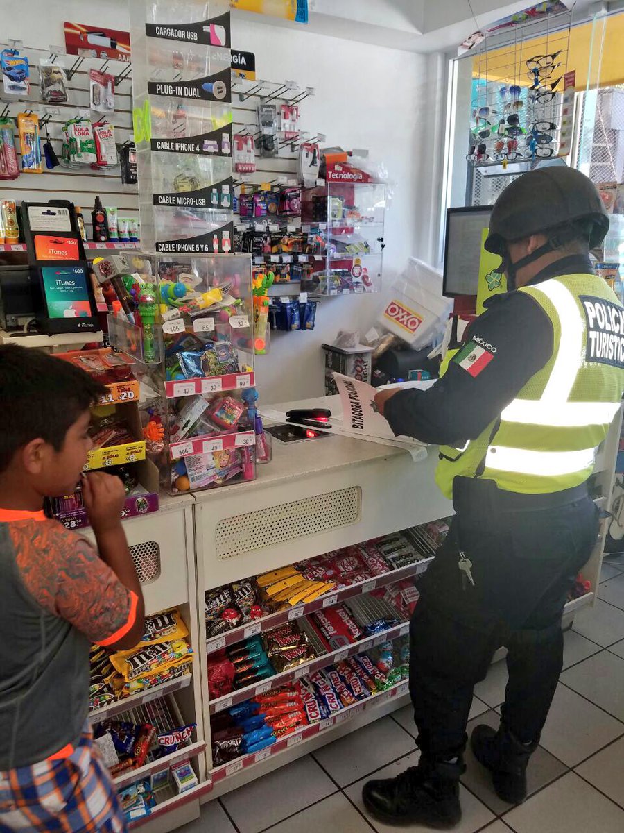 CancunSeguro's tweet photo. La #PoliciaTurística de Cancún recorre toda la ZH para brindar #Seguridad @PaulCarrillo2 #losresultadosNosRespaldan https://t.co/vxxgA2Kw30