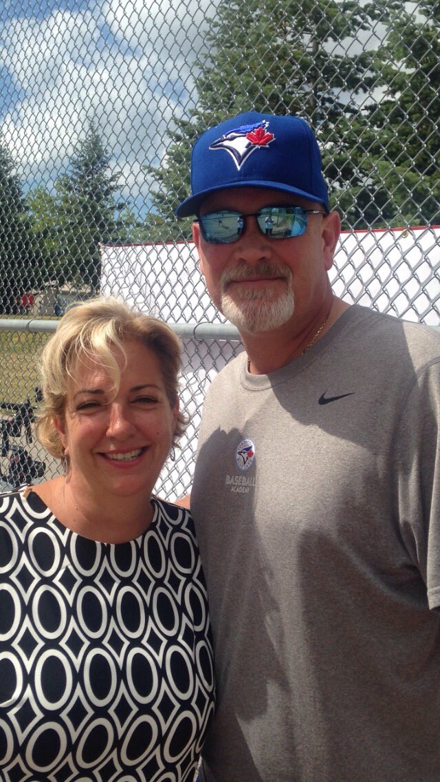 1MarigoldFord's tweet photo. Damn I love @BallChallenger Ty #PortPerryAngels #OshawaLegionaires for helping this #Whitby Tournament. https://t.co/16nOnDjGg4