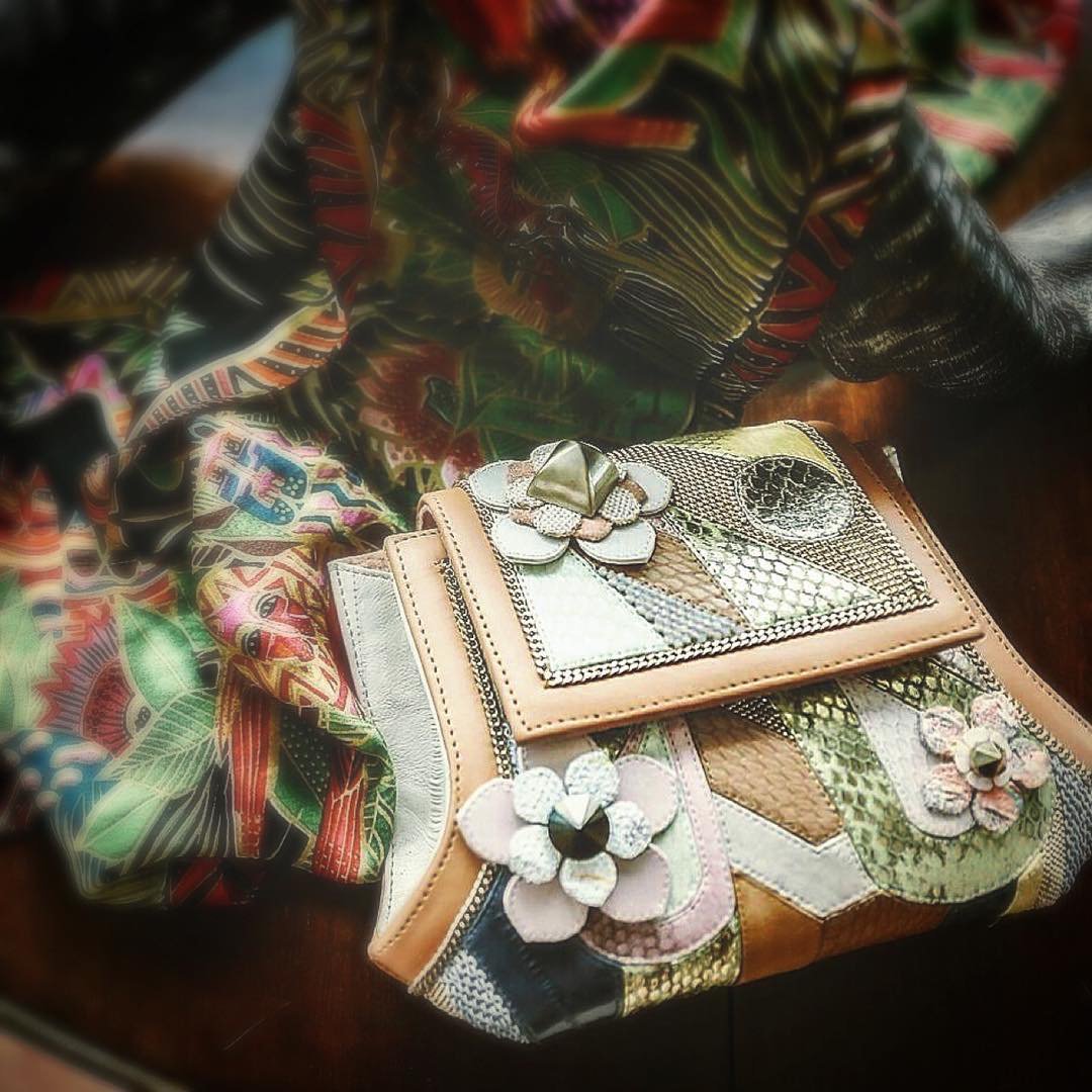 MAISONDEMODE's tweet photo. Pretty little bag with flowers! @bvaldesdesign avaiable at #MaisondeMode #ShopItRightNow https://t.co/tk1edMwMo2 https://t.co/RhYD83pSYn