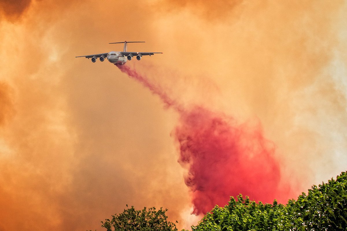.@NeptuneAviation #Tanker40 comes in low to drop some #phoschek on the #SageFire this afternoon in #StevensonsRanch.