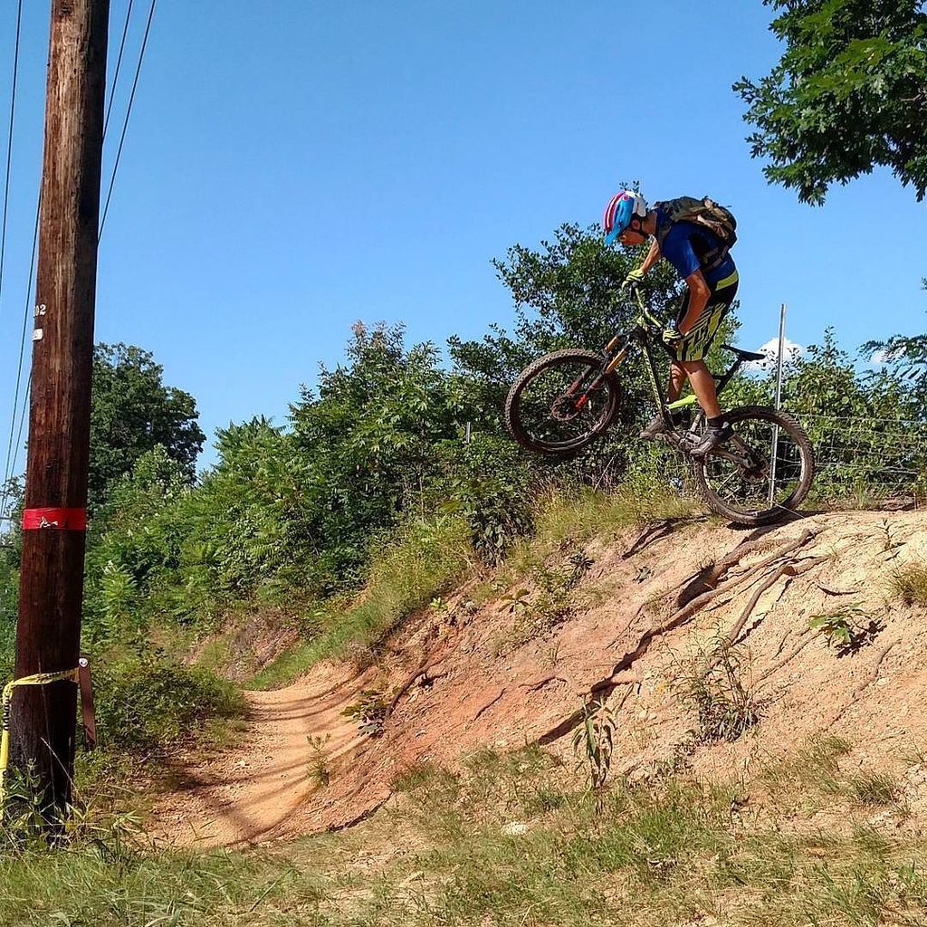 AtlanticDirt's tweet photo. Dropping in at the top of the power lines at Wakefield Park in Virginia. https://t.co/jKqdmXwiwC