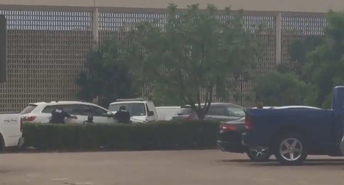 Dallas police headquarters threat: SWAT is looking for suspicious person in parking garage bit.ly/29DpbVU?utm_me… https://t.co/z0cMOYCt5Y