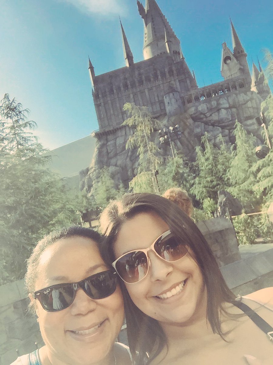 SarahLouhichi's tweet photo. My host mom took me to Hogwarts today 😍 #potterhead #universalCA https://t.co/jMTnZDqRrj