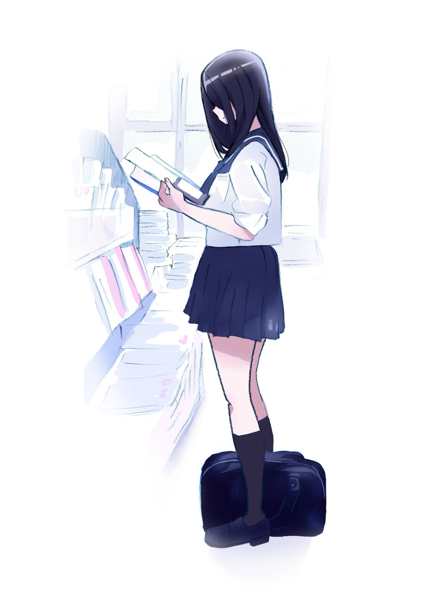 カバンを脚の間に挟んで立ち読みする制服女子 