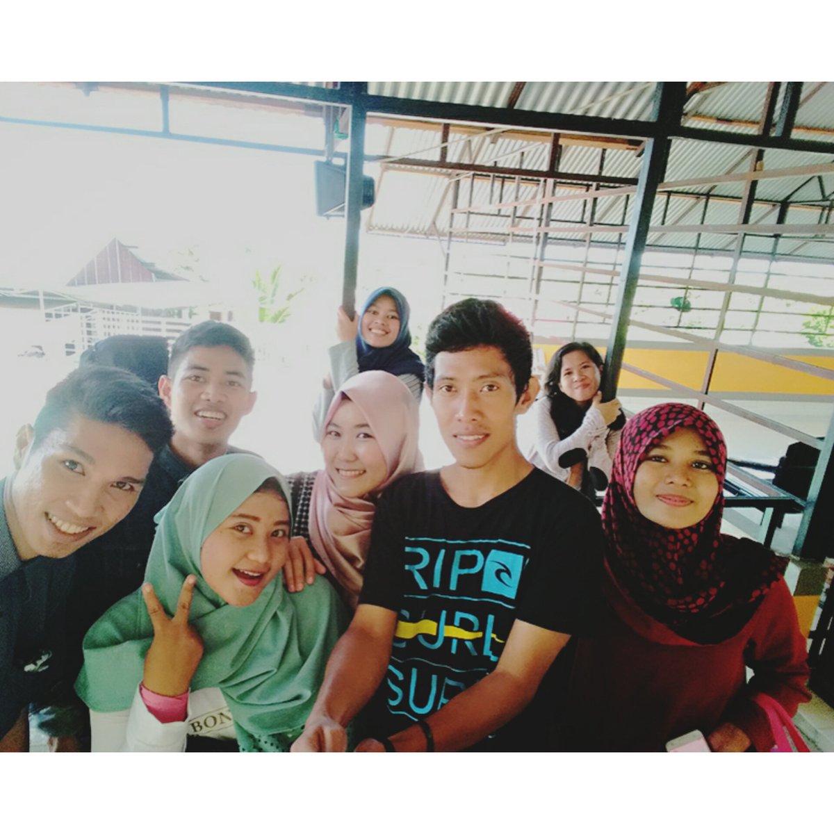 rioterparamore's tweet photo. Friends https://t.co/Lti5PVUyML
