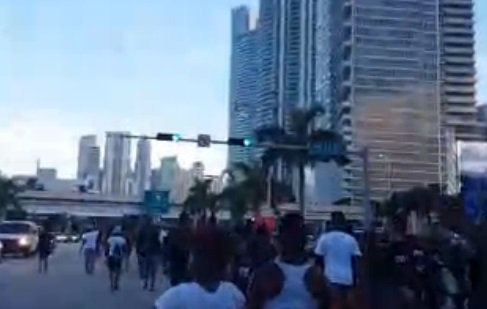#TrafficAlert #BlackLivesMatter protest takes over Biscayne Boulevard bit.ly/29q4p9h?utm_me… https://t.co/HOLZVflxGF