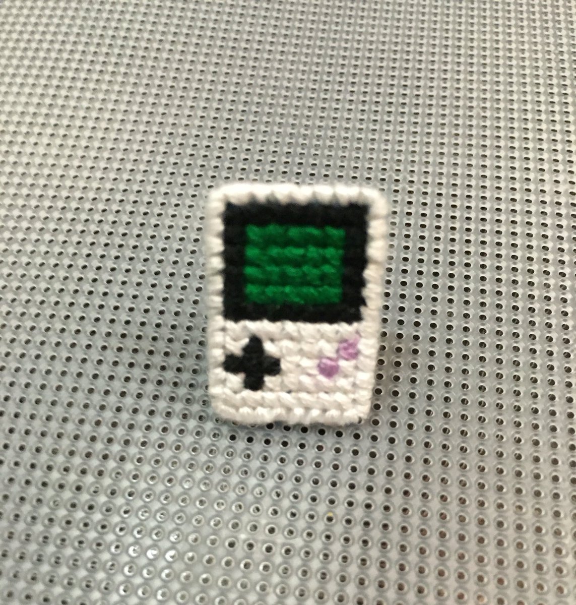 ビロうぱ ロボパンさん Robopanda777 に無事届けられたので上げー 各種ロゴ消しはん Gb網戸ット クロスステッチのバッジです 網戸ットはロボパンさんの作品を参考に作りました 消しゴムはんこ 網戸ット クロスステッチ