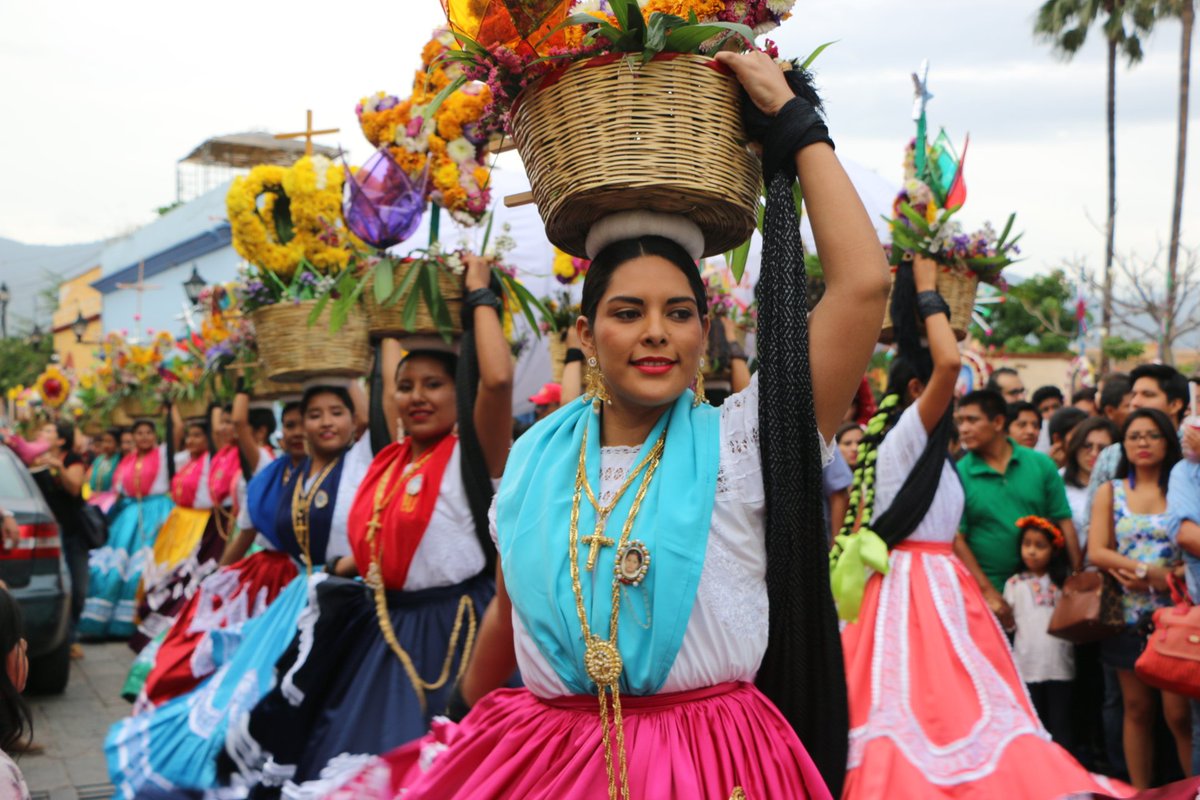 SecturOaxaca's tweet photo. Los convites son la invitacion a los visitantes a dusfrutar las fiestas de la #Guelaguetza2016 @GobOax @Oaxtravel https://t.co/zr1aWjo4uh