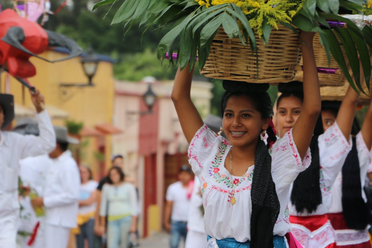 SecturOaxaca's tweet photo. Los convites son la invitacion a los visitantes a dusfrutar las fiestas de la #Guelaguetza2016 @GobOax @Oaxtravel https://t.co/zr1aWjo4uh