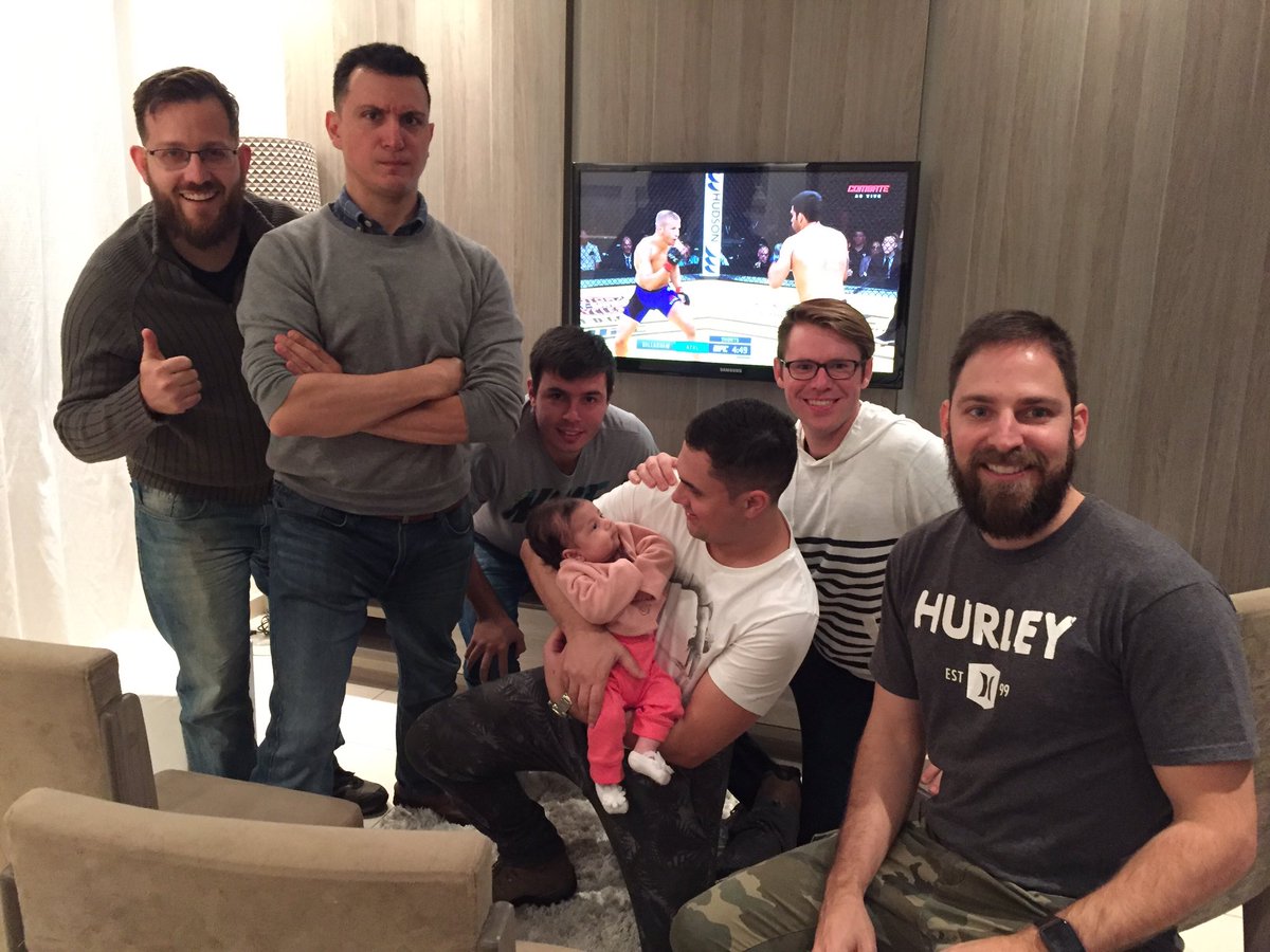 Diegaob's tweet photo. #UFC200noCombate primeiro ufc da Ana Mel https://t.co/qZ8PtIC2O4