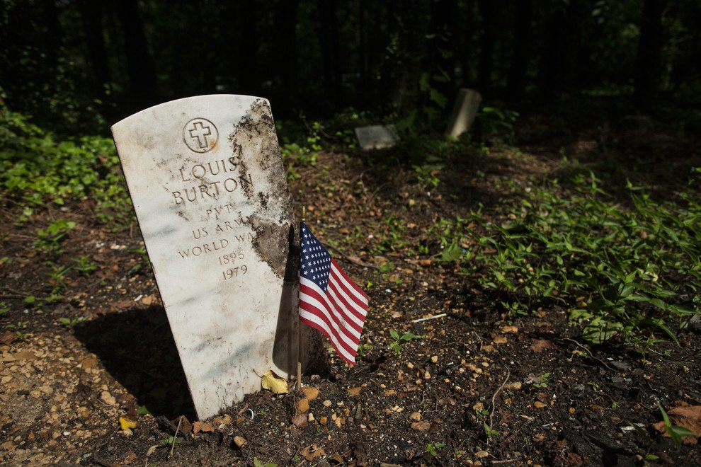 BuzzFeedNews's tweet image. These Abandoned Black Cemeteries Were Long Forgotten — Until Now buzzfeed.com/bxpnyc/abandon…
