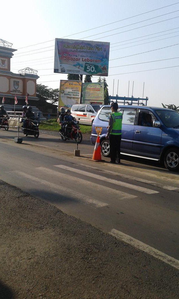 anangcilacap's tweet photo. @RadioElshinta arus lalin di pertgaan sampang cilacap mengarah wangon terpantau padat cuaca cerah #infomudik https://t.co/A6bG7RWOod