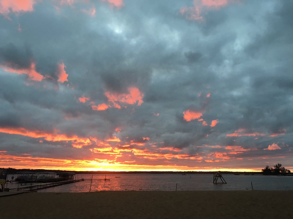 ClareHamer's tweet photo. LOOK AT MY SUMMER HOME AND BE JEALOUS!!!(all within same night like 5 minutes apart) https://t.co/rnMVwfVwYc