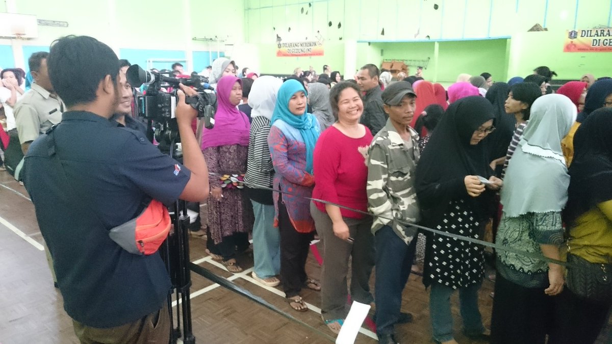 KecKebonJeruk's tweet photo. Suasana pendistribusian Daging Murah bersubsidi bagi pemilik KJP di GOR Kecamatan Kebon Jeruk Kondusif https://t.co/6Cc1qX1O6x