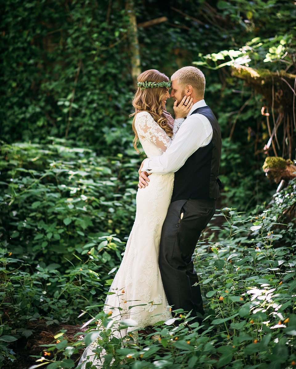 UndressedMoment's tweet photo. #PNW #wedding in #wilsonville !! Freaking #love these two 💕 #weddingphotography https://t.co/FGy9SHblpc