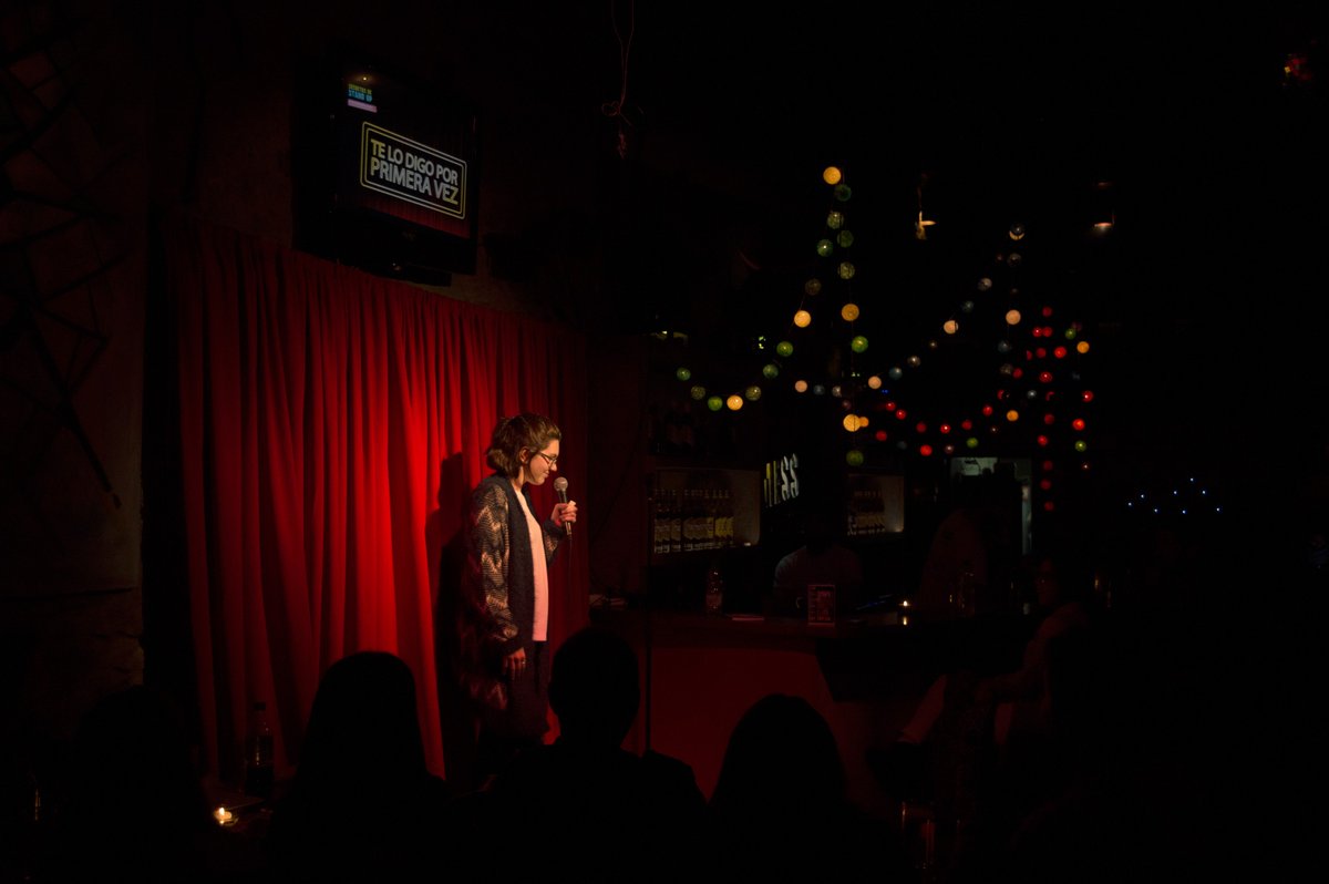 Tia_ViL_12's tweet image. Paso a contarles que mañana Martes 28 subo a #MessBar a hacer comedia! Pasen y disfruten... #LaRisaCura