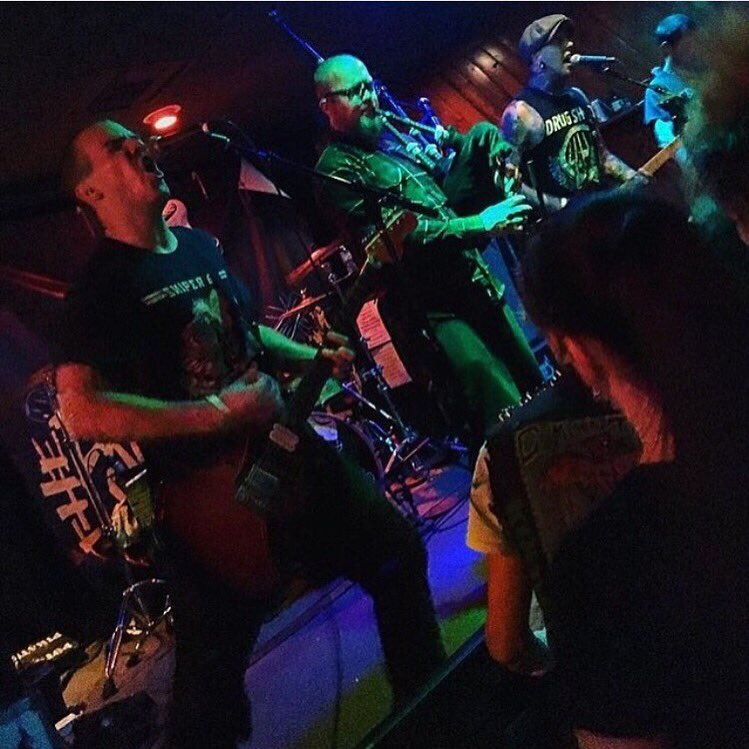 CampbellBagpipe's tweet photo. The Potato Pirates blasting out an exiting set at the Yucca Tap Room, Phoenix.

Scott plays a Bb Tunable Chanter. https://t.co/iE5opbSPh2