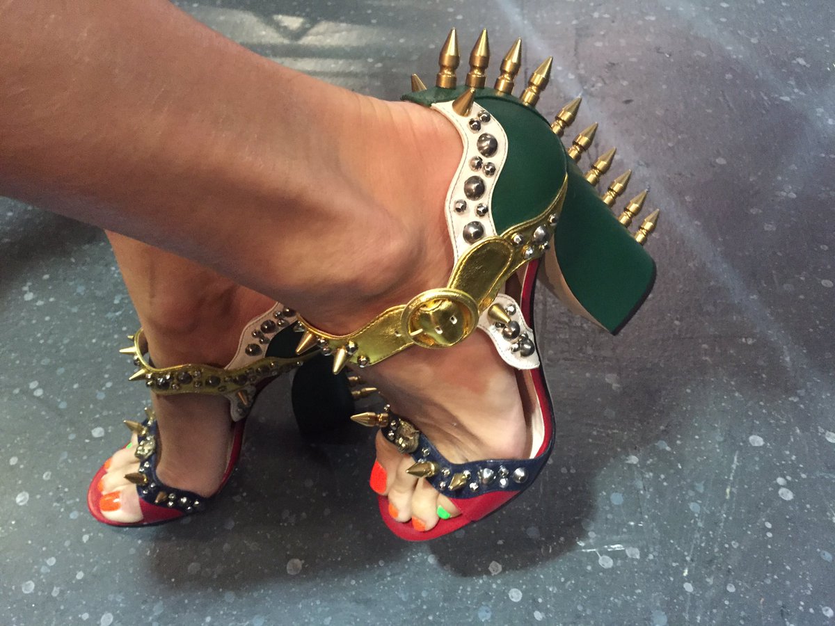 HanesKen's tweet photo. Guess who's wearing these beauties on set? @RizzoliIslesTNT  #RizzoliandIsles https://t.co/rcWEjjHNPx