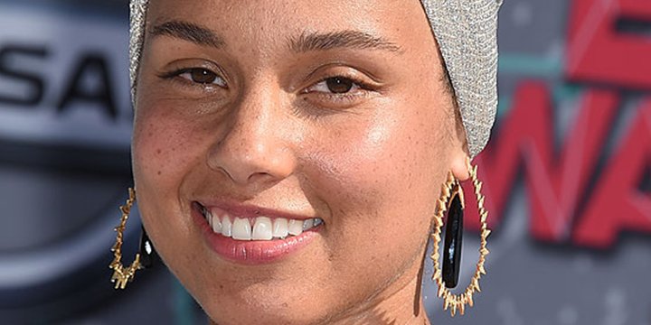 people's tweet photo. Alicia Keys makes her makeup-free red carpet debut at the BET awards https://t.co/MjHqFg17n3 via @People_Style https://t.co/48TNcMYGO1