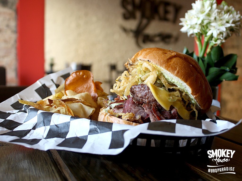 SmokeyHouseVE's tweet photo. #SmokeyHouseBurger. Perfecta para el #cheatmeal de hoy 😊🍔 https://t.co/BgN6xOs1am